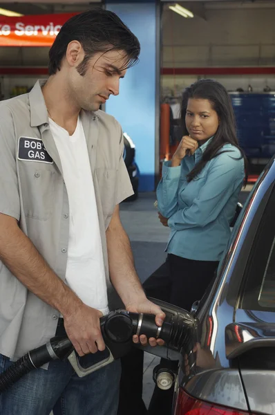 Benzine station werknemer tanken auto — Stockfoto