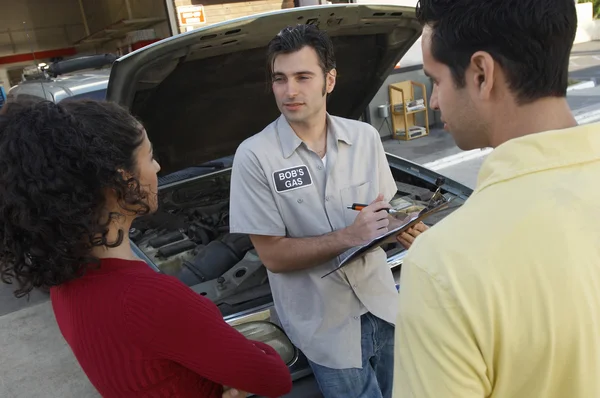 Coppia Parlando Con Meccanico Auto — Foto Stock