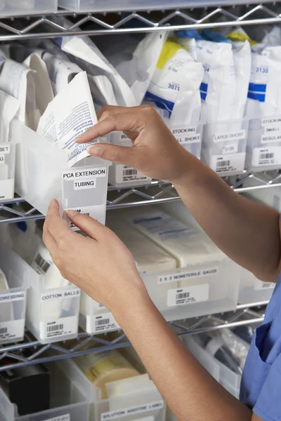 Farmacêutico com fornecimento médico — Fotografia de Stock