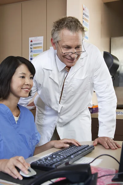 Nurse With Doctor Working On Computer — Stock Photo, Image