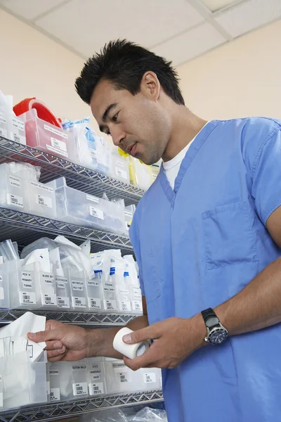 Farmacéutico trabajando en farmacia — Foto de Stock