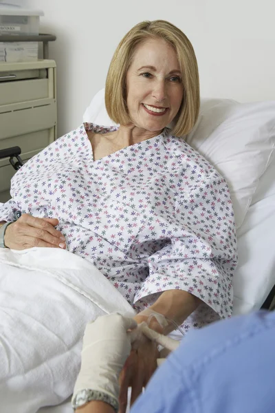 Enfermera atendiendo paciente femenino — Foto de Stock