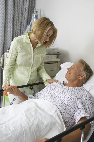 Woman Visiting Man In Hospital — Stock Photo, Image