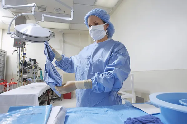 Nurse Preparing Bed In Operation Theatre — Stock Photo, Image