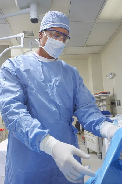 Male Surgeon In Operating Room — Stock Photo, Image