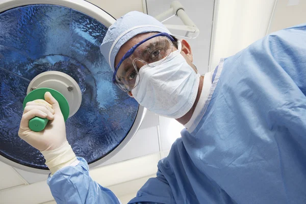 Surgeon Adjusting Lamp — Stock Photo, Image