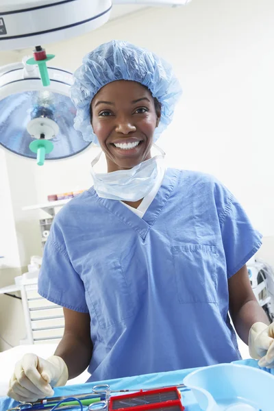 Ευτυχισμένη γυναίκα χειρουργός — Φωτογραφία Αρχείου