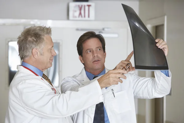 Doctors Analyzing X-Ray Report — Stock Photo, Image