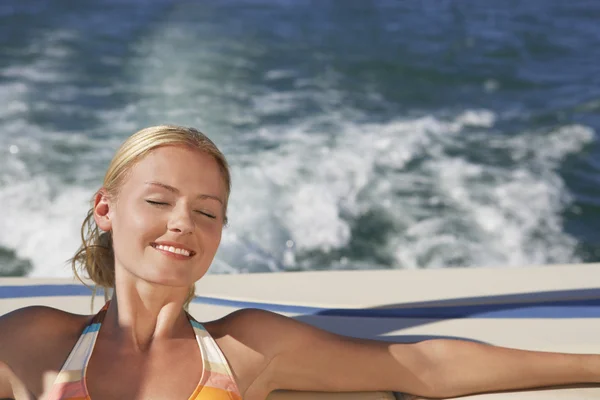 Frau entspannt sich auf Boot — Stockfoto