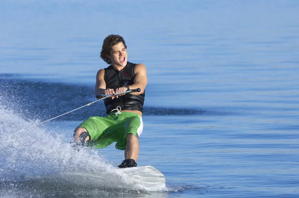 Homme Wakeboarding sur le lac — Photo