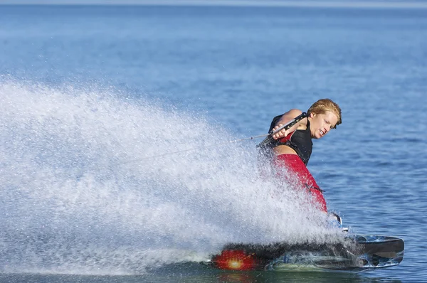 Muž wakeboarding na jezeře — Stock fotografie