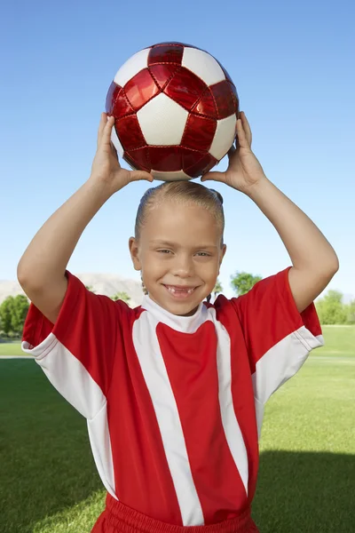 Futbol topu tutan kız — Stok fotoğraf