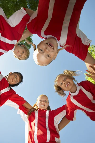 Fotbollspelare som kurar — Stockfoto