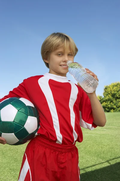 Piłka nożna gracz wody pitnej — Zdjęcie stockowe