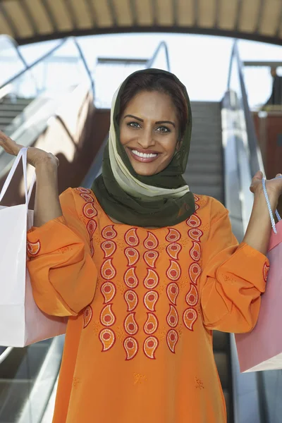Wanita bahagia dengan tas belanja — Stok Foto