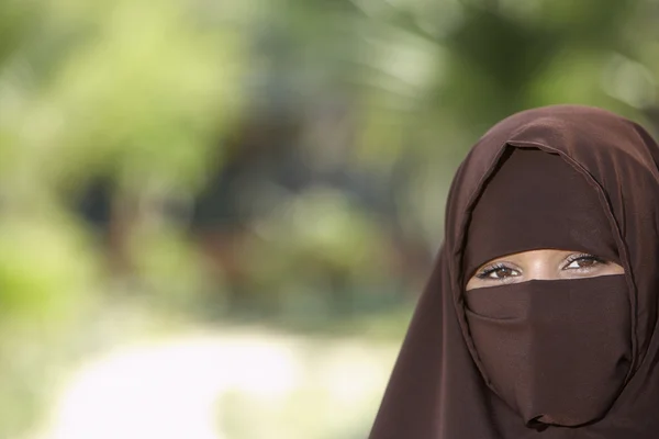 Kvinna i brun niqab — Stockfoto