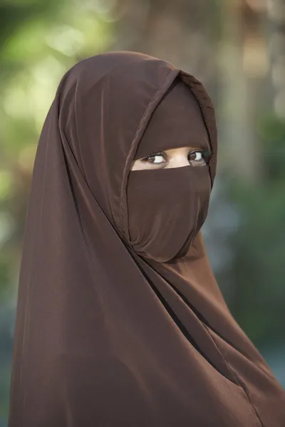 Donna in marrone Niqab — Foto Stock