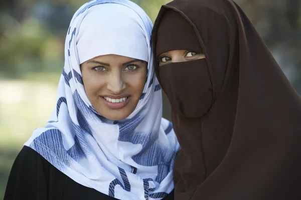 Indische muslimische Freundinnen — Stockfoto