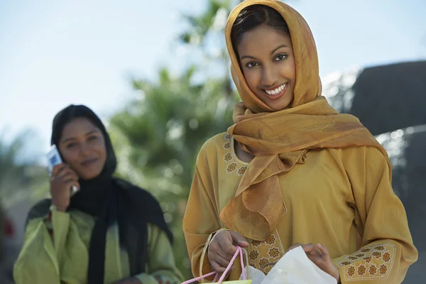 Femme indienne avec ami sur appel en arrière-plan — Photo