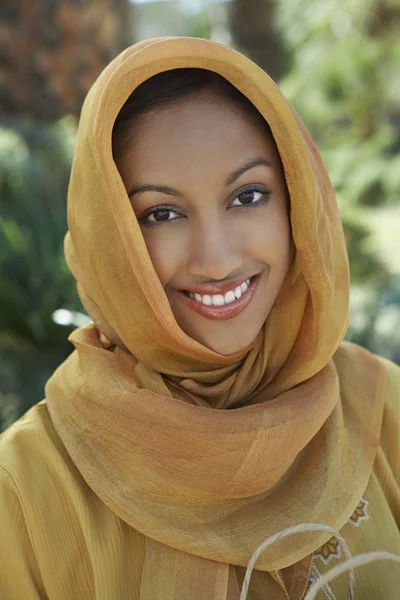 Muslim Woman In Traditional Clothing — Stock Photo, Image