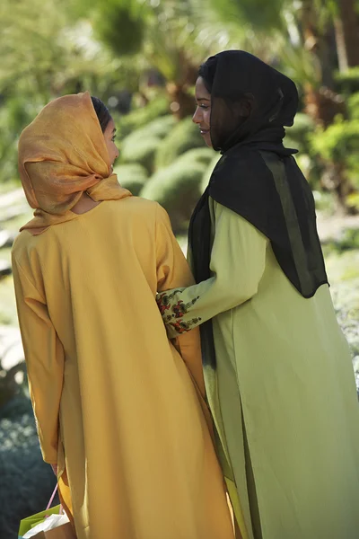 Мусульманские друзья в традиционной одежде — стоковое фото