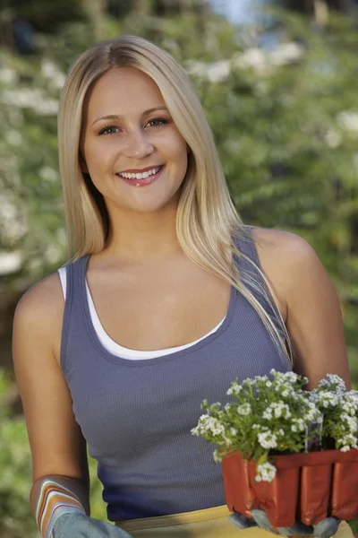 Ung kvinna med blomkruka — Stockfoto