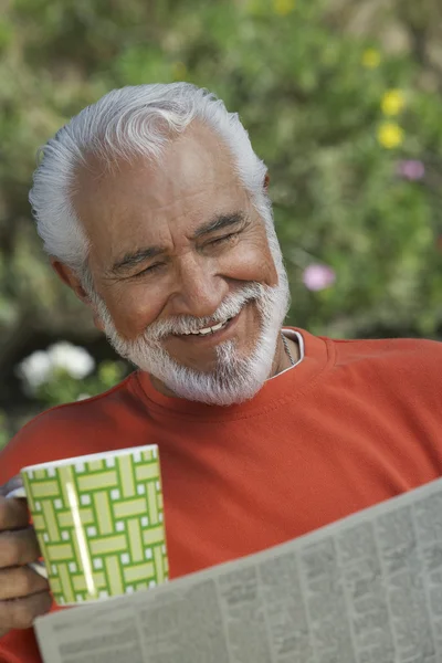 Šťastný starší muž čtení noviny — Stock fotografie