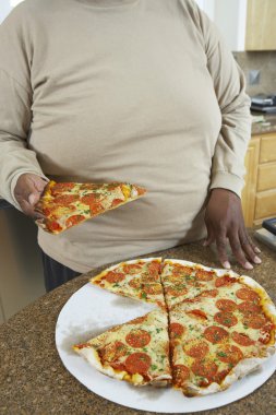 adam tutarak dilim pizza