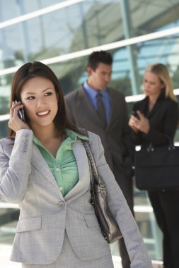 ofis dışında cep telefonu kullanarak iş kadını