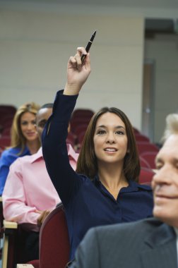 İcra el bir seminer sırasında yükseltir.