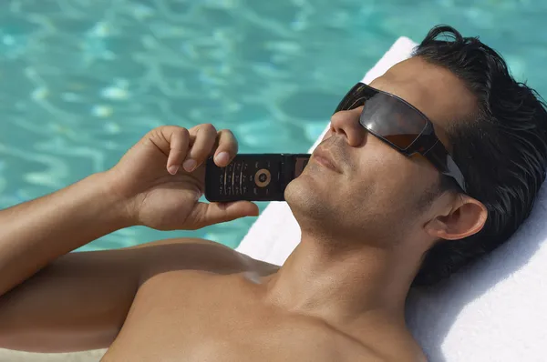 수영장에서 휴대 전화를 사용 하는 남자 — 스톡 사진