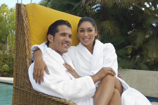 Casal romântico abraçando por piscina — Fotografia de Stock