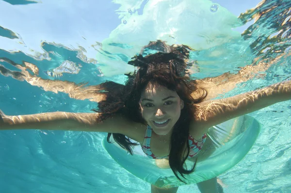 Piękna kobieta pływanie pod wodą — Zdjęcie stockowe