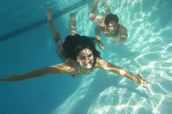 Пара плавающих под водой — стоковое фото