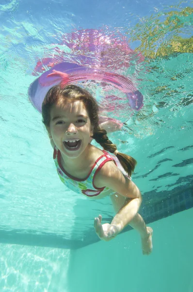 Mädchen schwimmt unter Wasser — Stockfoto