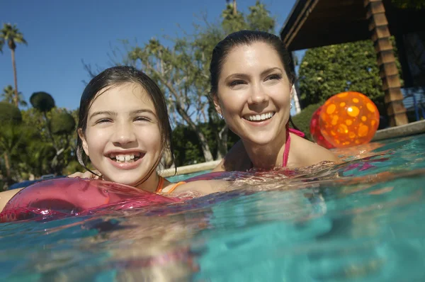 Mor och dotter njuter i poolen — Stockfoto