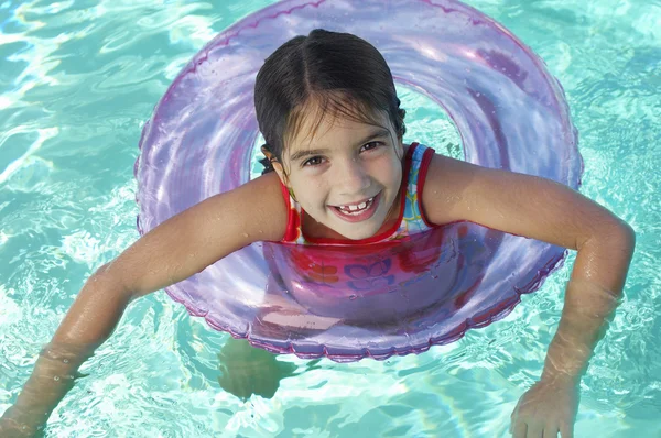 Dívka plovoucí nafukovací člun v bazénu — Stock fotografie