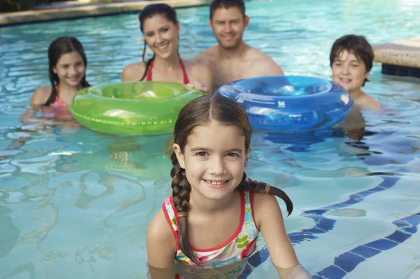 Šťastná rodina v bazénu — Stock fotografie