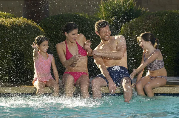 Famille s'amuser à la piscine — Photo