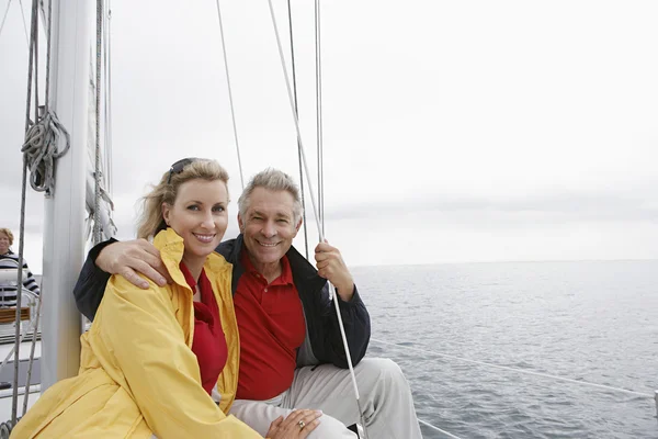Glückliches Paar auf Segelboot — Stockfoto