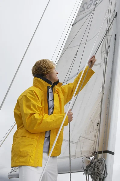 Uomo che tiene Rigging sulla barca a vela — Foto Stock