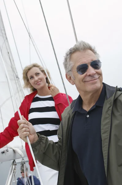 Couple sur Yacht debout — Photo