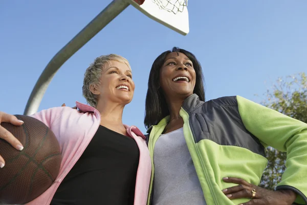 Femmes sur terrain de basket-ball extérieur — Photo