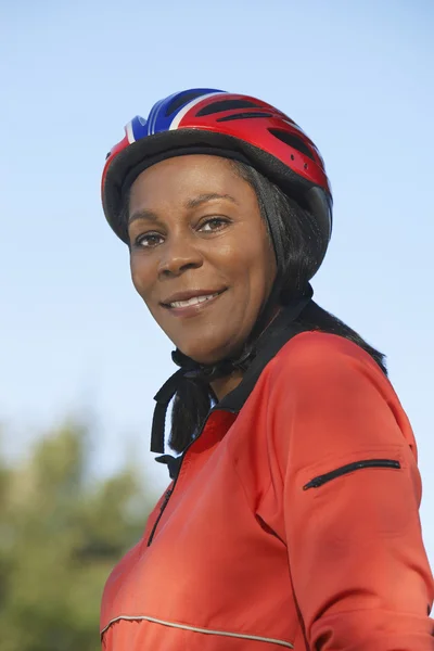 Mujer con casco de ciclismo — Foto de Stock