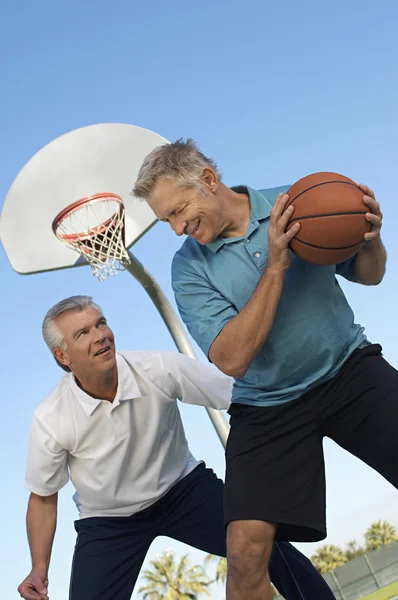 Mannen spelen basketbal — Stockfoto