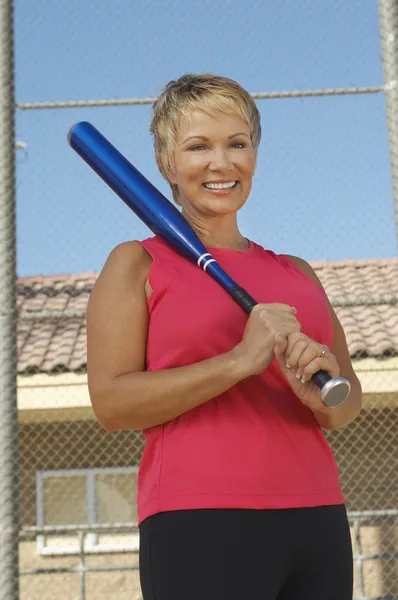 Kobieta trzyma kij baseballowy — Zdjęcie stockowe
