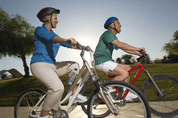 Amigos montando bicicletas —  Fotos de Stock