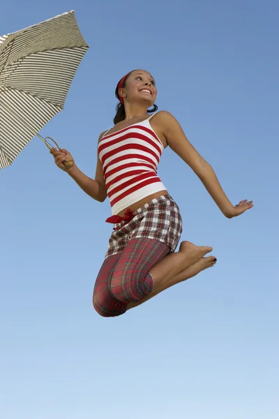 Vrouw bedrijf paraplu in midair — Stockfoto