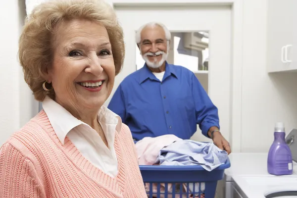 Senior koppel met Wasserij in badkamer — Stockfoto