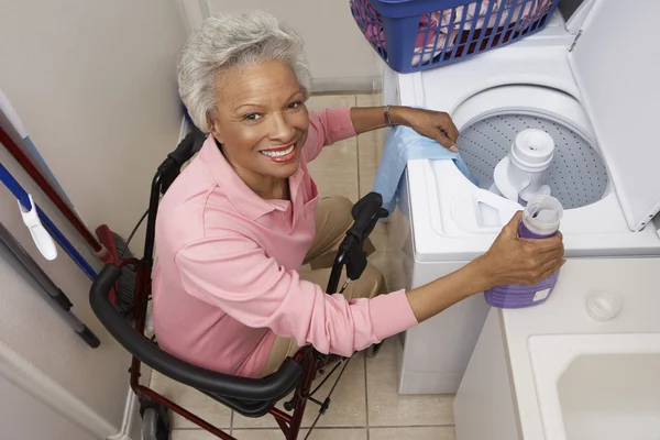 Femme âgée handicapée faisant la lessive à la maison — Photo